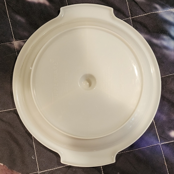 Tupperware Round Plastic Container - Picture 5 of 6